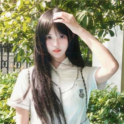 照片中的女孩